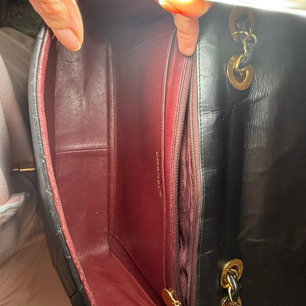 Classic Chanel vintage black quilted leather shoulder bag 24K gold CC turnlock - Picture 11 of 12